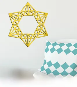 Detailansicht der goldenen Acryl-Wandsticker mit modernen verspiegelten geometrischen Mustern