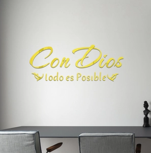 Macro-opname van gouden spiegel acryl 3D muursticker met de tekst Con Dios Todo es Posible
