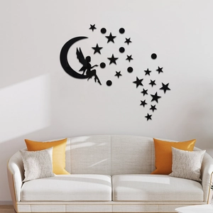 Vue détaillée de stickers muraux fée et lune au-dessus d'un canapé dans un salon moderne
