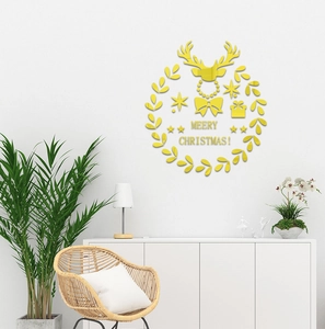 Gros plan détaillé du sticker mural de Noël en acrylique 3D doré sur un mur blanc