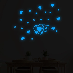 Détail des stickers muraux coeur bleu lumineux brillant dans un décor sombre