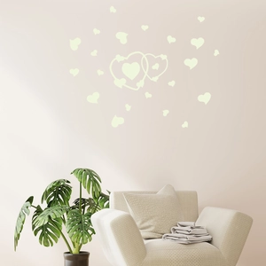 Stickers muraux cœur lumineux décoratifs au-dessus d'un canapé dans une chambre moderne