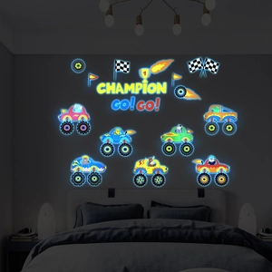 Détail de stickers muraux phosphorescents d'animaux en dessin animé sur monster trucks