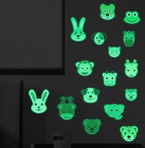 Gros plan d'autocollants muraux animaux fluorescents pour chambres d'enfants dans le noir