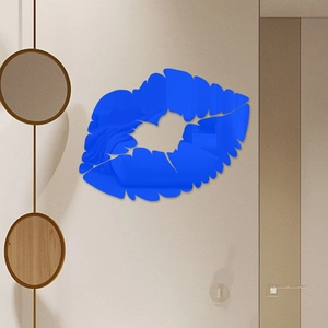 Détail d'un miroir mural en acrylique bleu royal en forme de lèvres sur mur de chambre