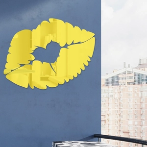 Sticker mural miroir acrylique jaune brillant en forme de lèvres sur mur bleu foncé