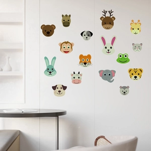 Vue détaillée de 16 autocollants muraux d'animaux mignons avec ours et cerfs sur mur blanc