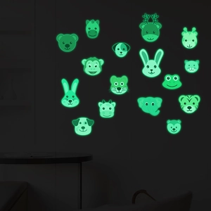 Stickers muraux lumineux d'animaux mignons brillant en vert dans une chambre sombre
