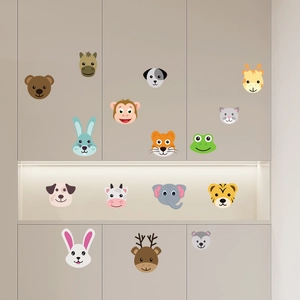Stickers muraux animaux fluorescents sur une armoire blanche dans une chambre d'enfant