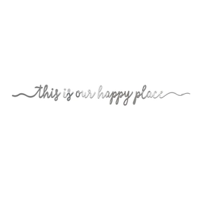 Détail du sticker mural miroir argenté avec texte 'this is our happy place' en 3D