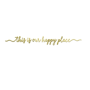 Détail de la décoration murale en acrylique doré avec texte this is our happy place