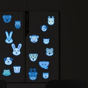 Autocollants d'animaux fluorescents bleus sur frigo montrant l'effet lumineux