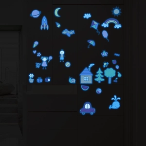 Adesivi murali luminosi con pianeti blu, razzi e icone a cartoni animati nel buio totale