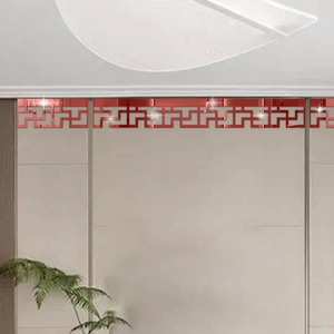 Adesivo murale a specchio in acrilico rosso con motivo geometrico a greca