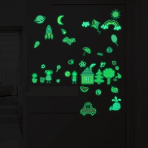 Adesivi murali luminosi con stelle e pianeti che brillano in una stanza buia