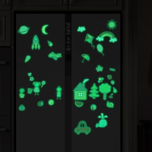 Adesivi murali luminescenti con motivi spaziali e animali che brillano nell'oscurità