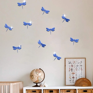 Détail de stickers muraux miroir libellule bleue montrant le reflet acrylique