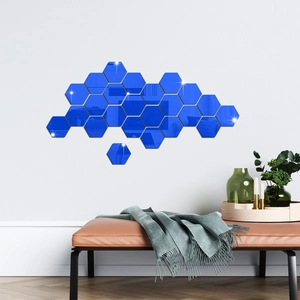 Dettaglio di specchi da parete esagonali blu in una disposizione creativa 3D DIY per casa
