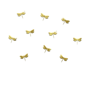 Détail de stickers muraux libellules 3D dorées avec effet miroir sur fond blanc éclatant