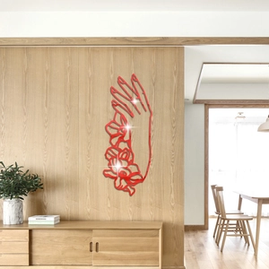 Sticker mural miroir rouge en acrylique, main élégante avec fleurs sur fond de bois