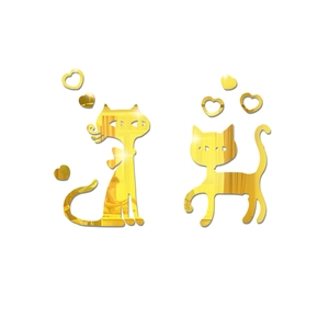 Detail von goldenen Spiegel-Wandstickern mit Comic-Katzen und herzförmigen Elementen