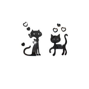Detail von schwarzen Spiegel Katzen Wandstickern und Herzaufklebern mit Glanzeffekt