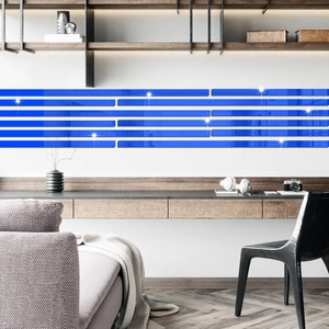 Dettaglio degli adesivi da parete in acrilico blu specchiato con effetto riflettente sul muro