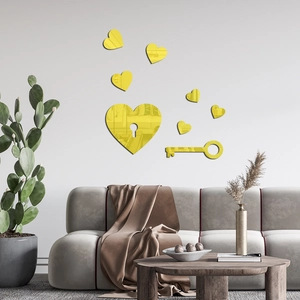 Detailansicht goldener Acryl-Spiegelwandaufkleber mit Herz und Schlüssel an einer Wand