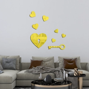 Goldene Acryl Spiegel Wandtattoo mit Herz und Schlüssel über einem Sofa