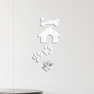 Vue détaillée des stickers muraux miroir en acrylique argenté avec niche os et pattes de chien