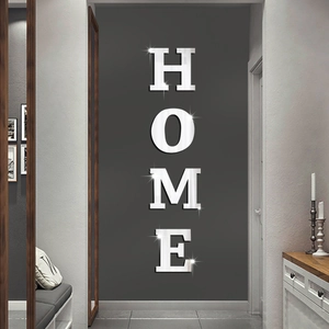 Adesivi murali a specchio HOME in acrilico argento disposti in verticale su parete