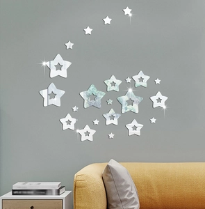 Detailopname van zilveren acryl ster spiegelwandstickers op een moderne woonkamerwand
