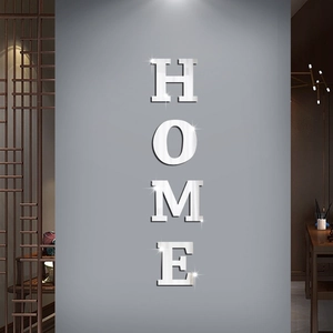 Dettaglio macro dell'adesivo murale specchiato HOME argento con finitura acrilica scintillante