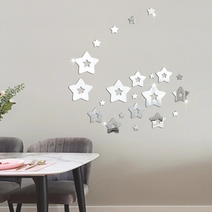 Stervormige spiegel muurstickers in diverse maten op een moderne woonkamer muur