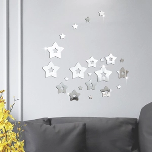 Detail van zilveren acryl ster spiegel muurstickers op een moderne grijze woonkamer muur