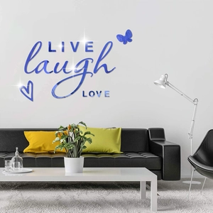 Dettaglio di adesivi murali 3D in acrilico specchiato blu con il testo Live Laugh Love