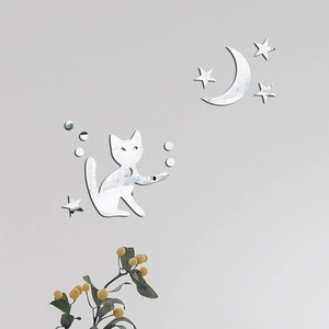 Détail de stickers muraux miroir en acrylique avec lune, étoiles et chat sur mur gris