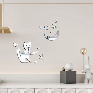 Détail de stickers muraux miroir en acrylique argenté avec formes de lune et de chat