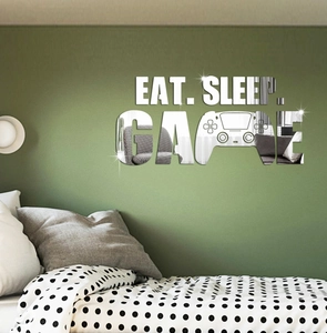 Detail der silbernen 3D Acryl Spiegel Wandtattoo mit Eat Sleep Game Text und Controller