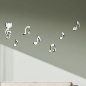 Détail macro de stickers muraux notes de musique en acrylique avec miroir argenté poli