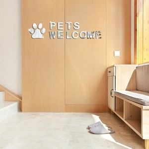 Détail d'un sticker mural en acrylique miroir avec empreinte de patte et texte Pets Welcome