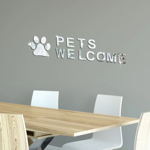 Détail de la décoration murale 3D en acrylique argenté avec texte PETS WELCOME et patte