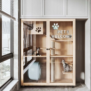 Détail d'une villa en bois pour chat avec roue d'exercice bleue silencieuse intégrée