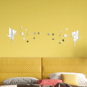 Stickers muraux miroir argentés représentant fées et étoiles sur un mur de chambre jaune