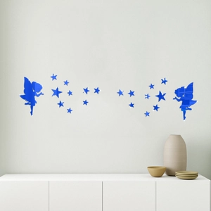 Détail de stickers muraux fées et étoiles en acrylique miroir bleu sur mur blanc