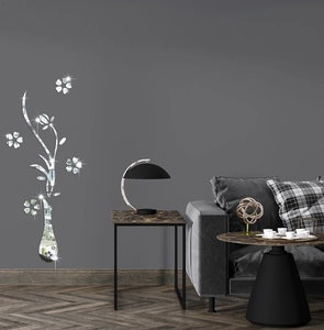 Dettaglio dell'adesivo murale specchiato in acrilico argento a forma di elegante vaso di fiori