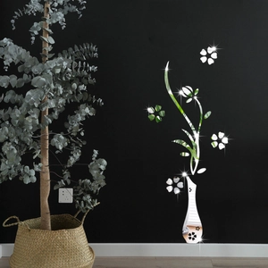 Dettaglio dell'adesivo murale specchio acrilico vaso di fiori su parete scura