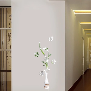 Dettaglio dell'adesivo murale specchiato 3D in acrilico con vasi e motivi floreali