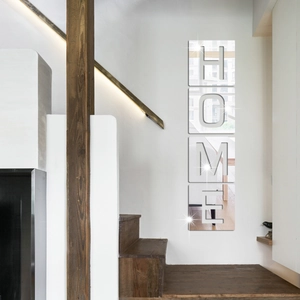 Dettaglio di adesivi murali specchiati 3D in acrilico argento con scritta 'HOME' decor