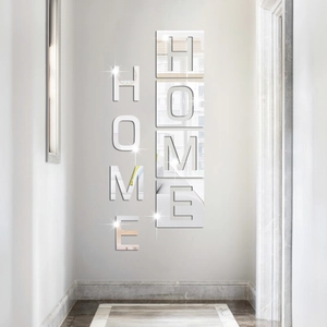 Dettaglio dell'adesivo murale 3D in acrilico argentato con lettere HOME effetto specchio